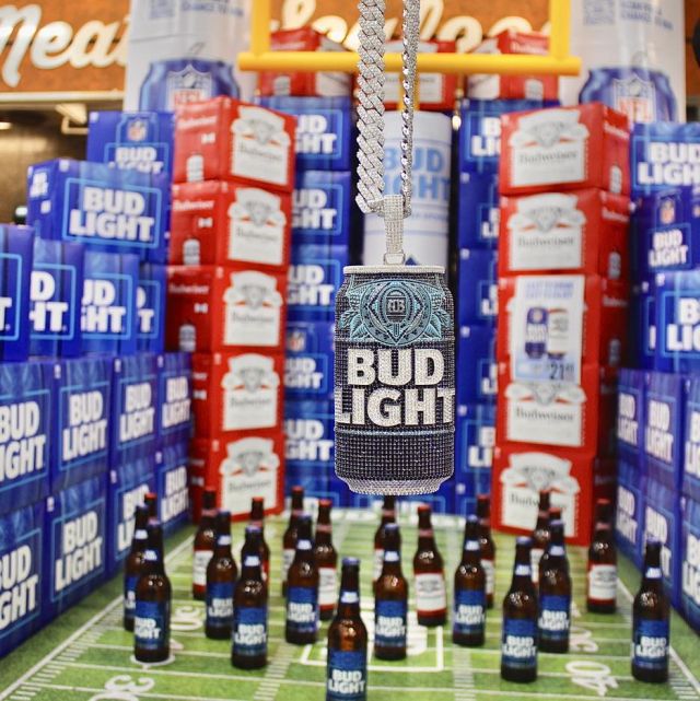 Check out this Bud Light Bling! 

Our off-premise team won this hefty chain for this incredible Bud Light & Budweiser Display. 

Believe me, its heavier than it looks. 

#BudLight #Bling #Budweiser #ChainDisplay